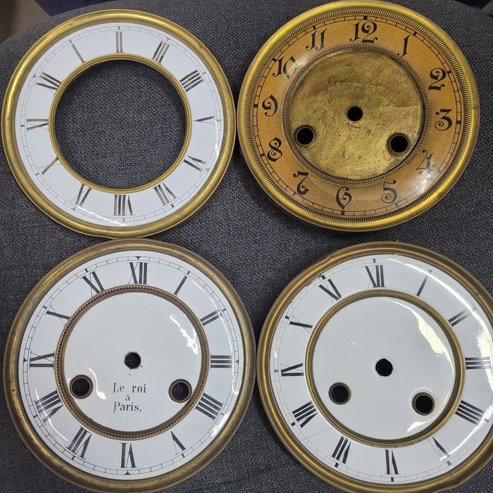 Stare tarcze do zegarów wiszących