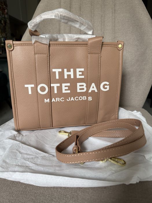 Beżowy średni A5 tote bag Marc Jacobs z logo i dlugim paskiem