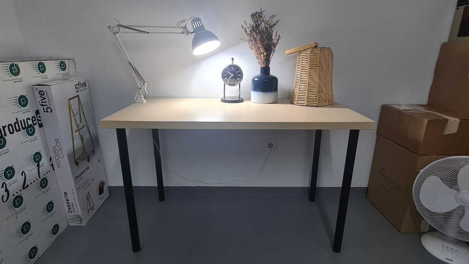 Luminária de Mesa Articulada