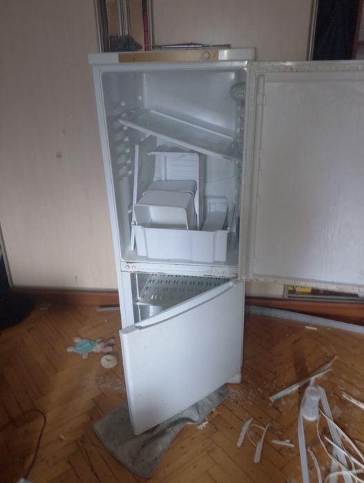 Холодильник Indesit  145 см, под восстановление в идеальном состоянии