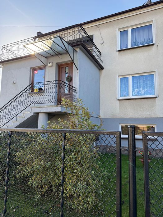 Budynek mieszkalny, piętrowy, bliźniaczy, z dwoma tarasami, garażem.