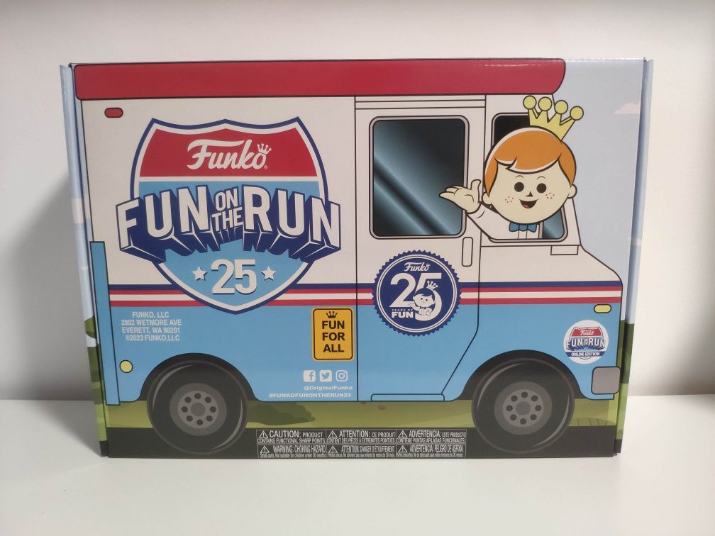 Funko Fun of the Run Box + Soda + Stickers + Pins