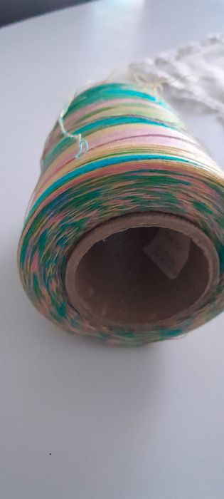 Rolo de linha matizada para costura