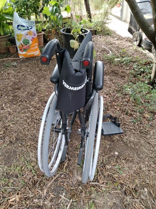 Cadeira de rodas e cadeira de banho