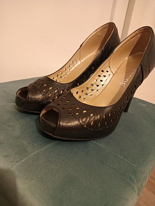 Sapatos salto alto pretos