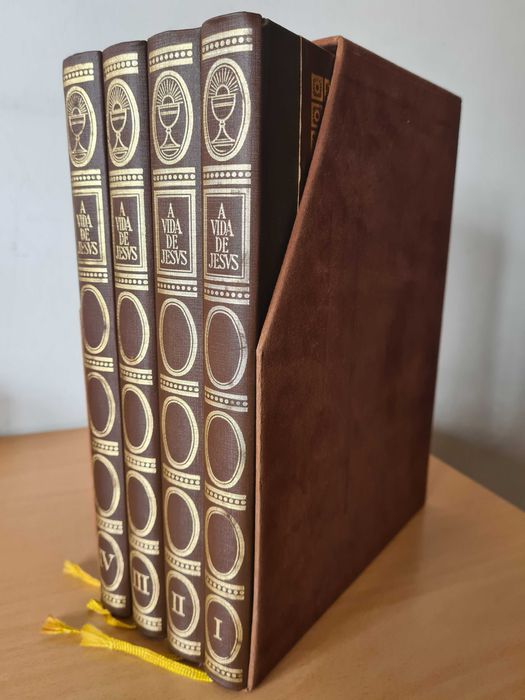 4 volumes de "A Vida de Jesus" de Raul Correia