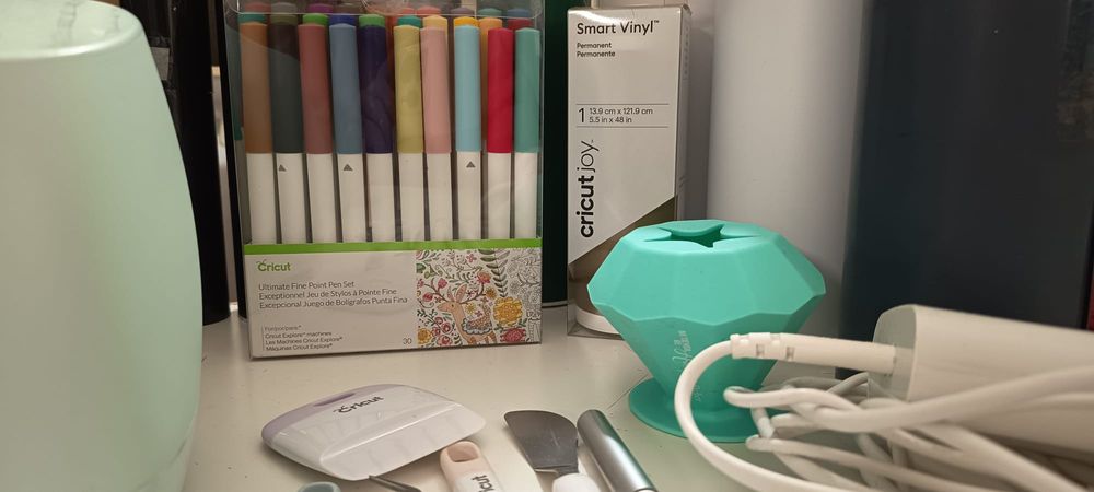 Cricut Explore 3 com diversos acessórios