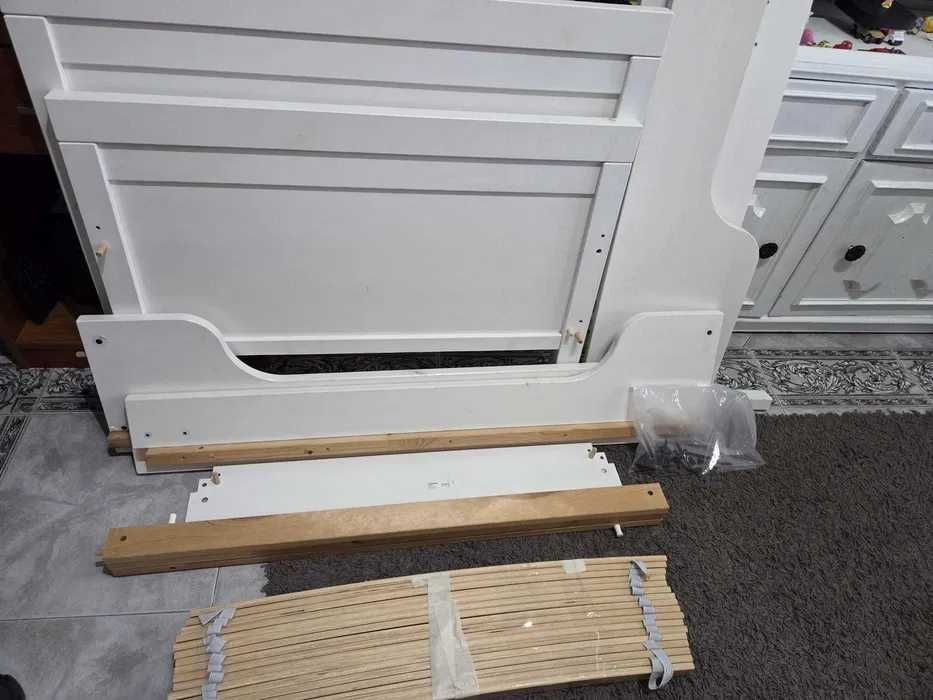 Cama de criança com colchão, semi-nova, em bom estado