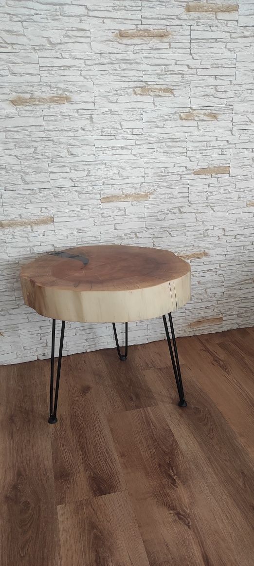 Dębowy stolik kawowy zalany żywica