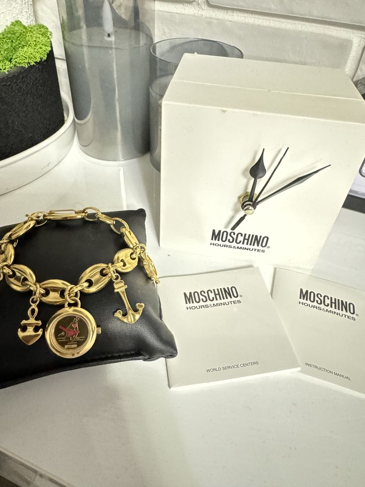 Годинник часи Moschino