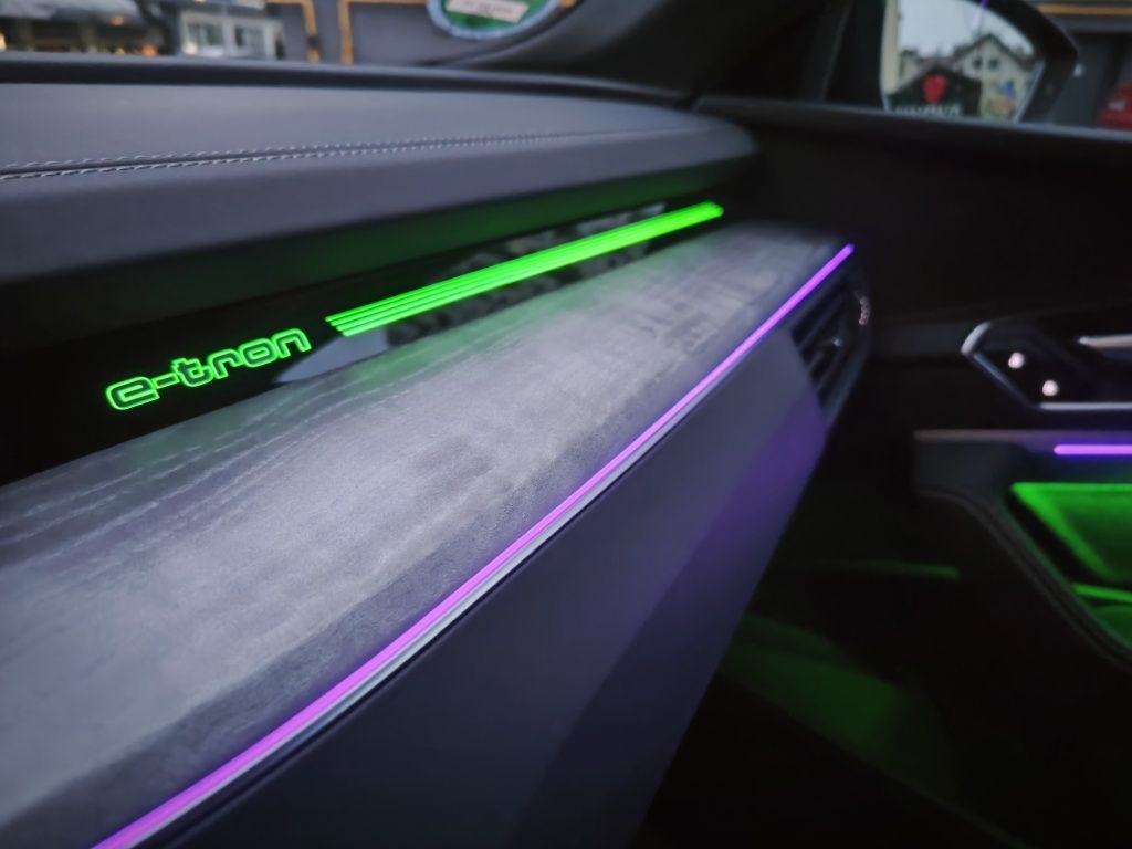 Audi E-tron естетична підсвітка салону Ambient light interior