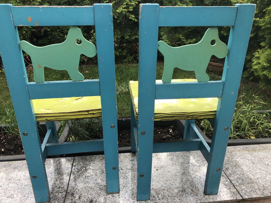 Dwa krzeselka dla dzieci