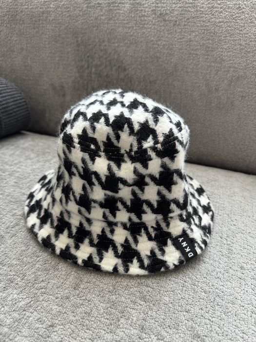 Тепла осіньо/зимова шапка DKNY