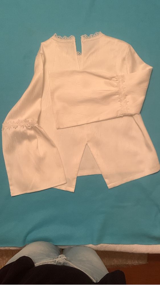 Camisola branca com detalhes