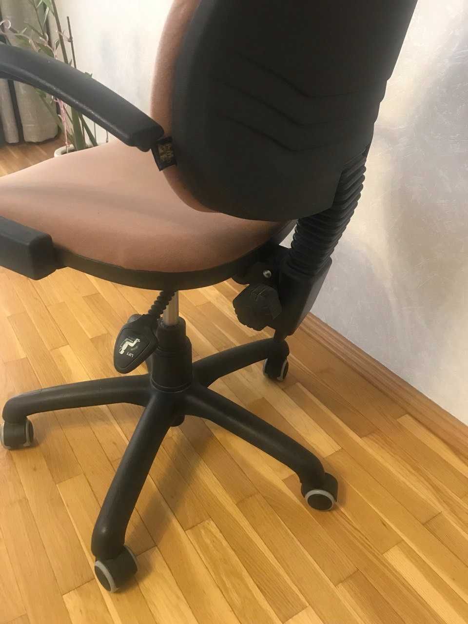 Крісло стілець офісний