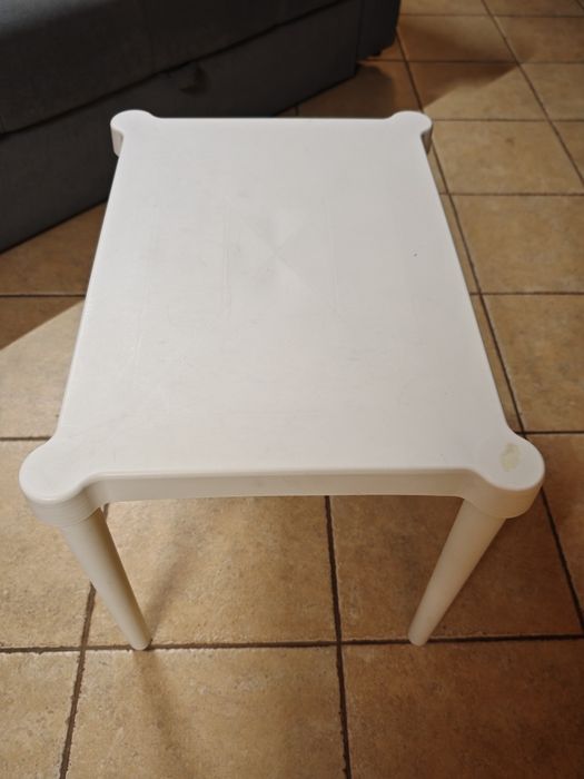 Plastikowy dziecięcy stoliczek