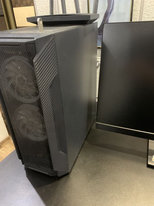 Полный сетап, монитор, ПК, мышка, клавиатура.