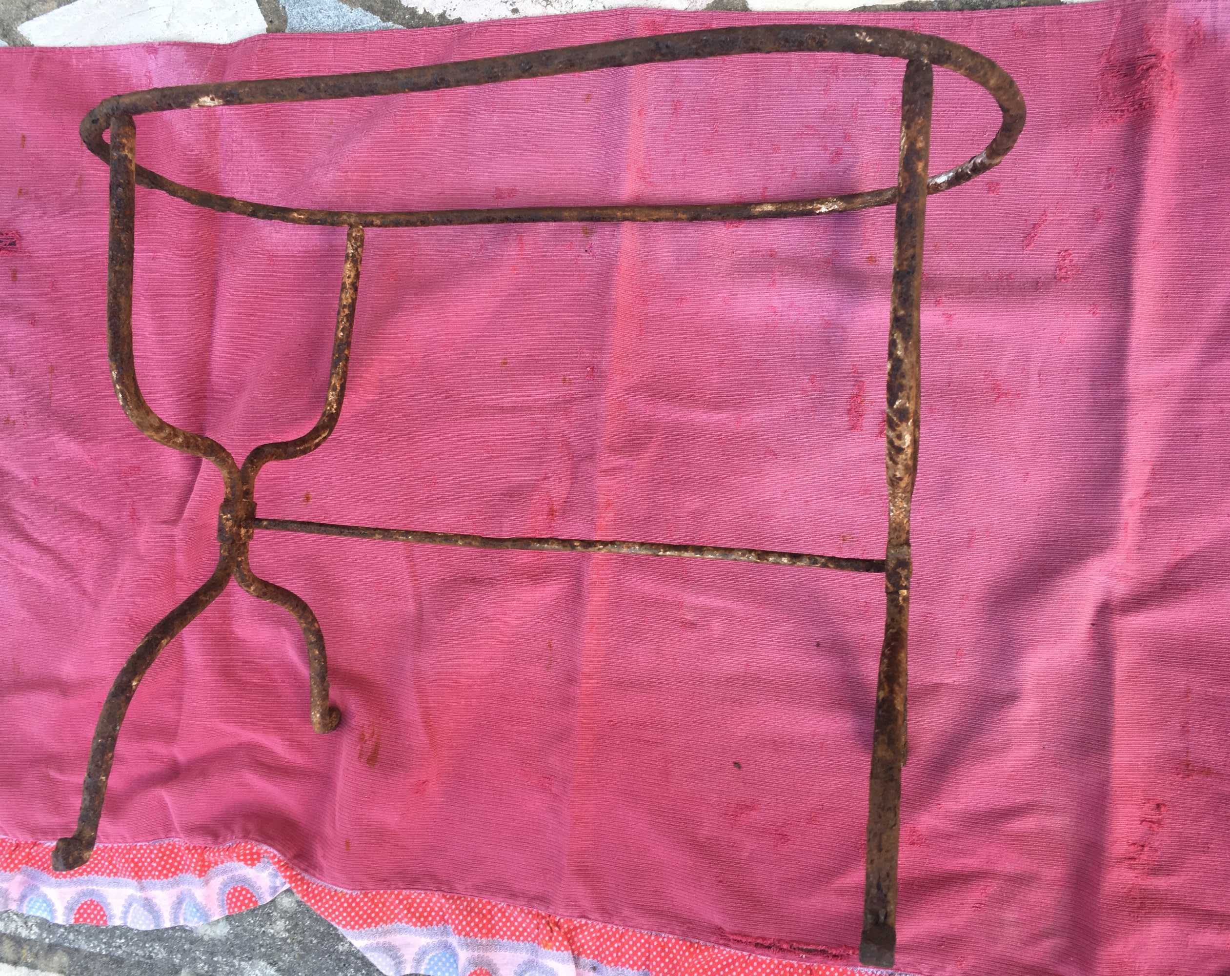 Base de bidé em ferro em bom estado