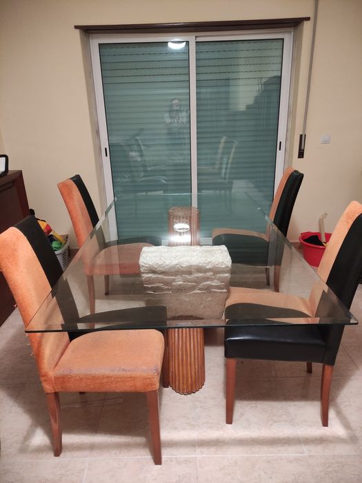 Mesa de Jantar de Vidro com Base Esculpida Única + 4 Cadeiras Design