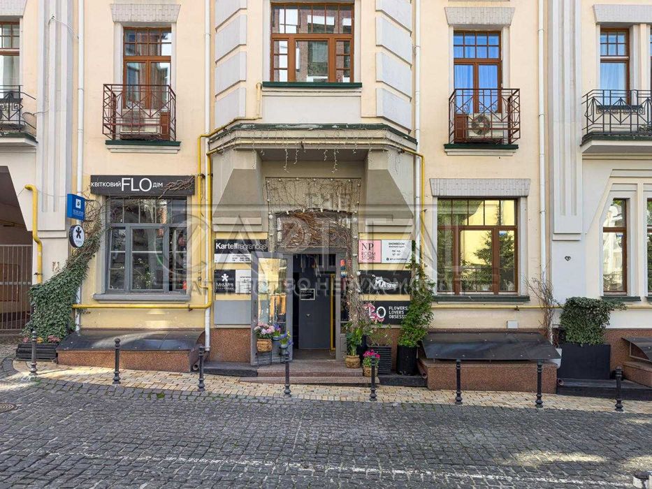 Фасадне комерційне приміщення 85 м2 на продаж)Поділ
