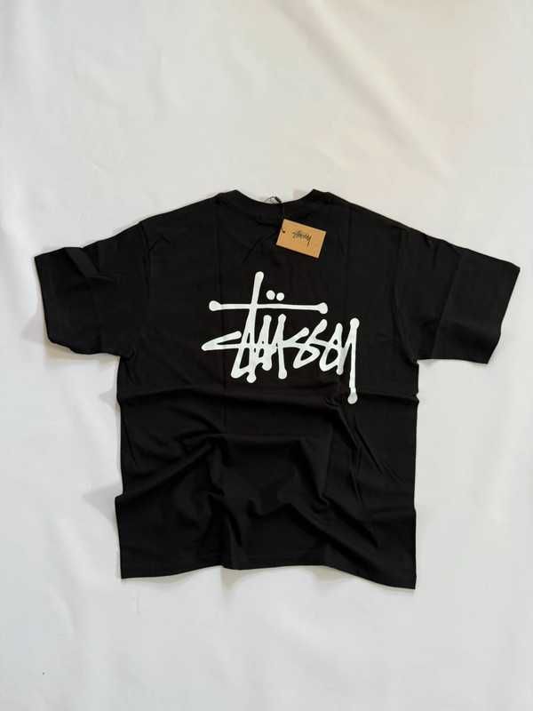 Koszulka Stussy z napisem na plecach