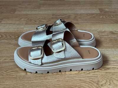 Шкіряні шльопанці Bata