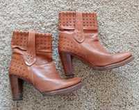 Botins em pele Sendra