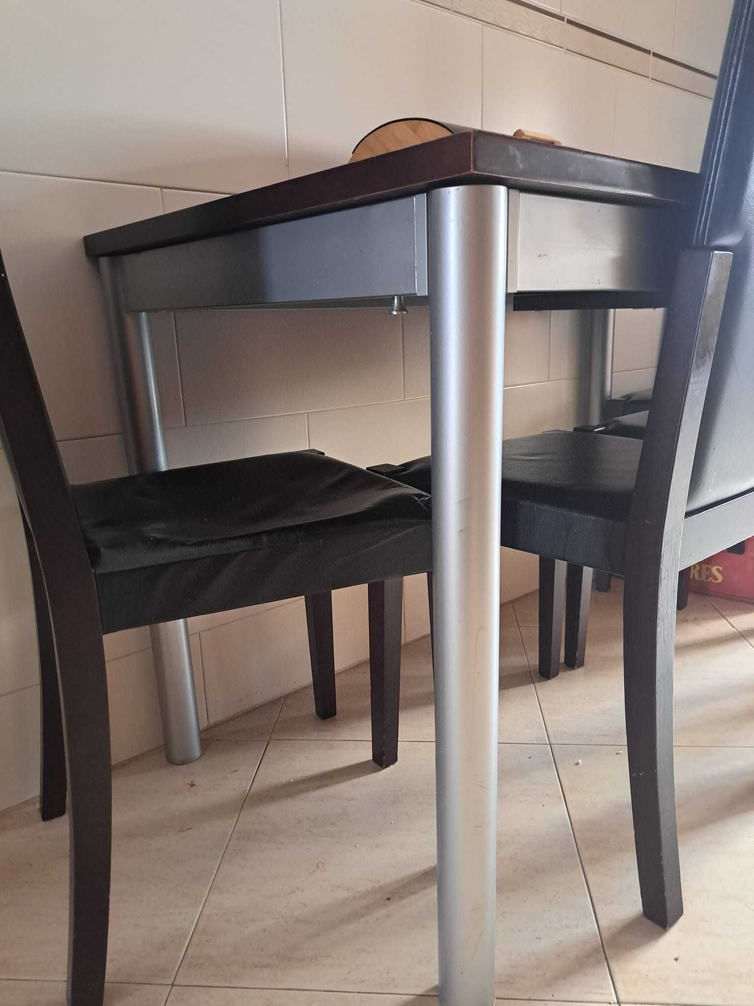 Conjunto de mesa e 4 cadeiras