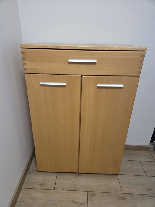 Komoda w kolorze drewna wąska