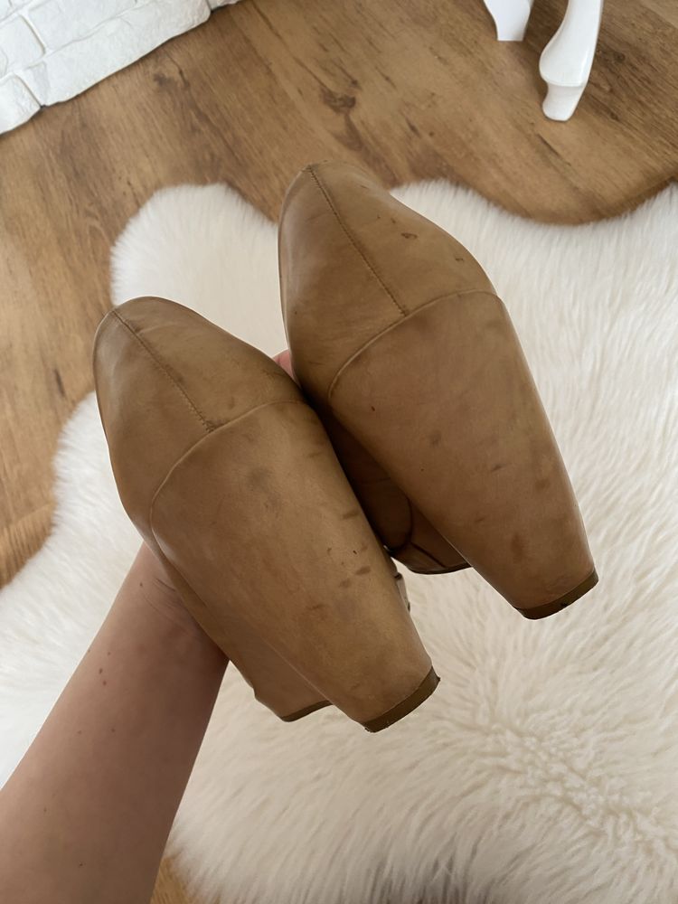 Beżowe buty na koturnie