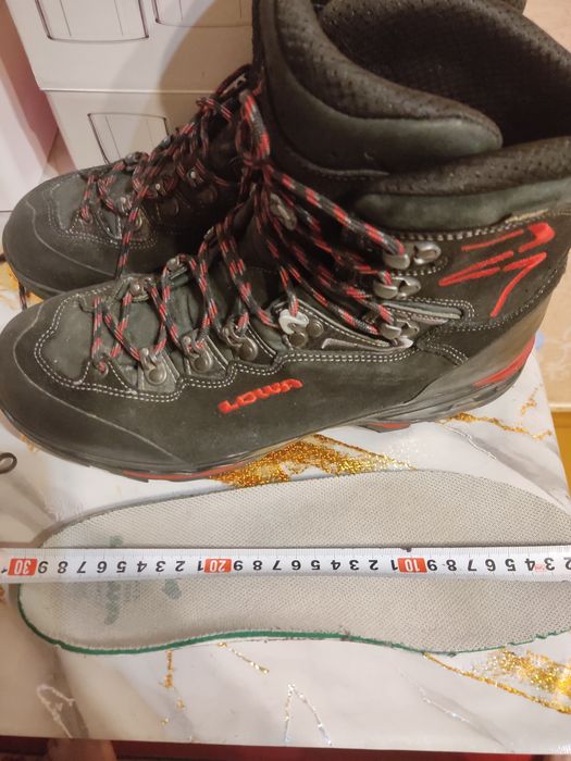 Продам черевики чоловічі Lowa