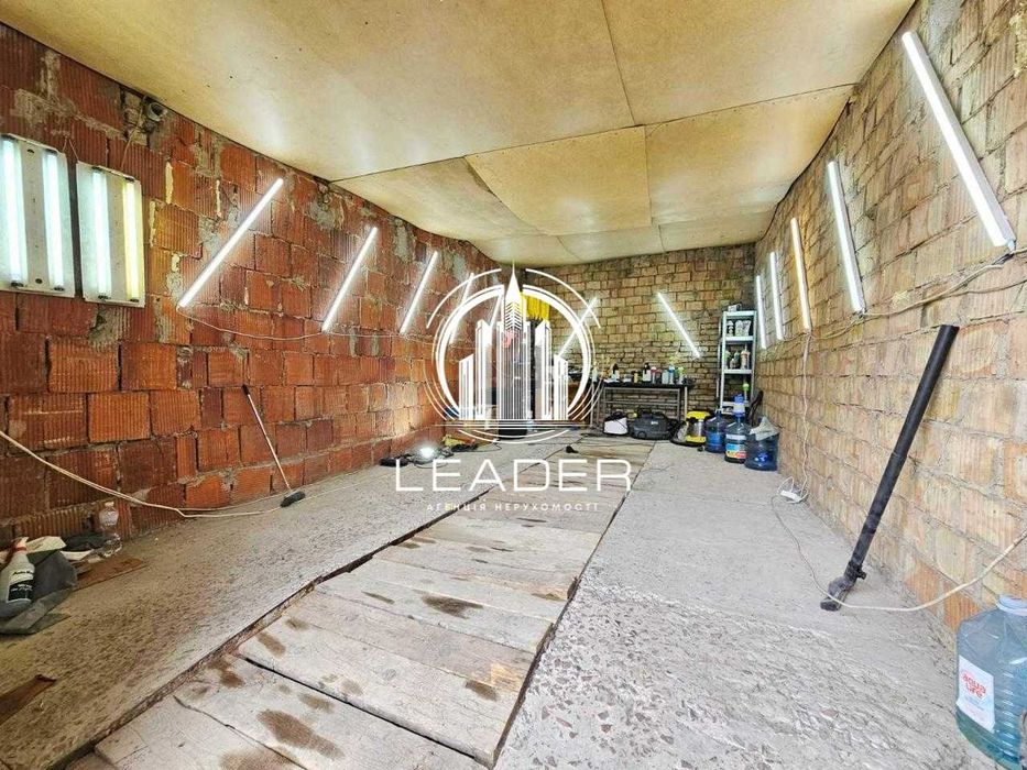 Кирпичный гараж 45 м2, м. Осокорки, Бабича, через дорогу ЖК Причал, 8.