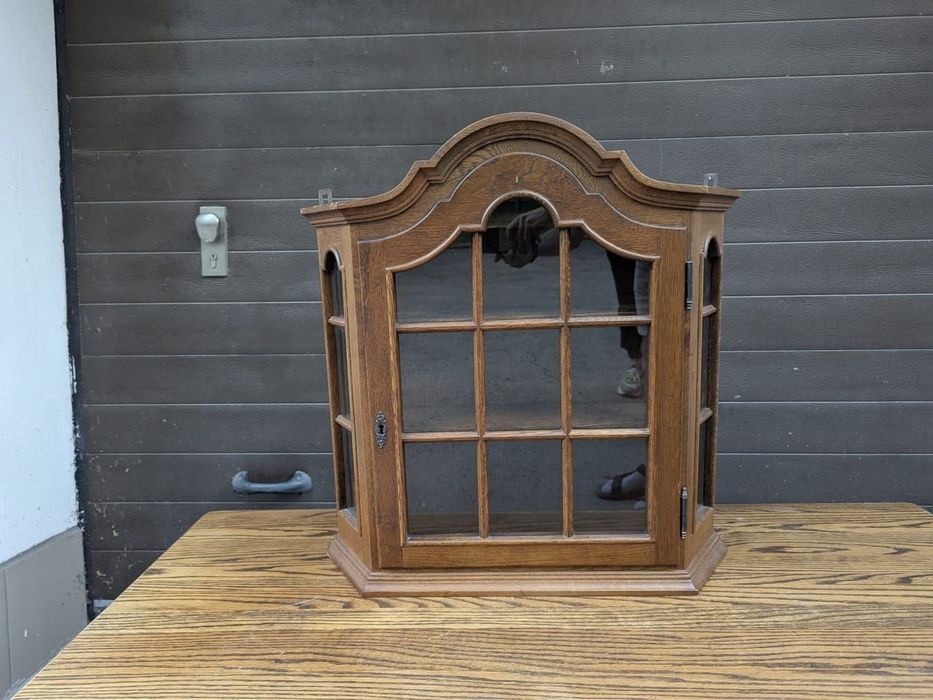 Продам елегантну вінтажну настінну шафу-вітрину