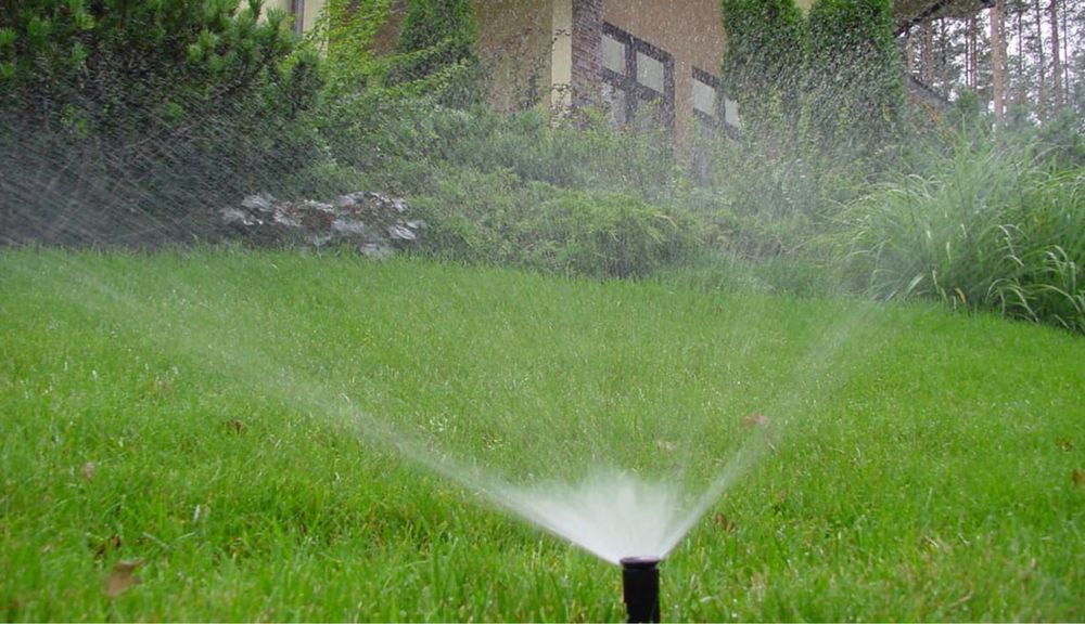 Покос травы, бурьяна. Стрижка газона.