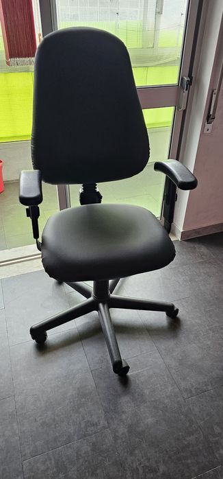 Cadeiras de escritório, casa.