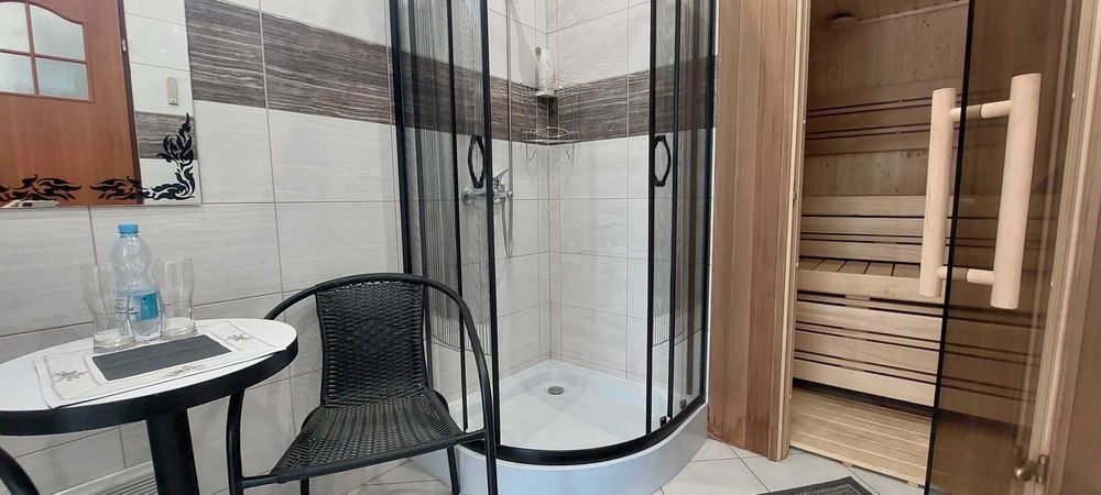 Domek całoroczny+sauna, doba 400zł/2os + 50zł/kolejna os. Max 6 os.