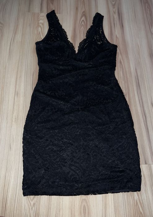 Czarna sukienka koronka 38