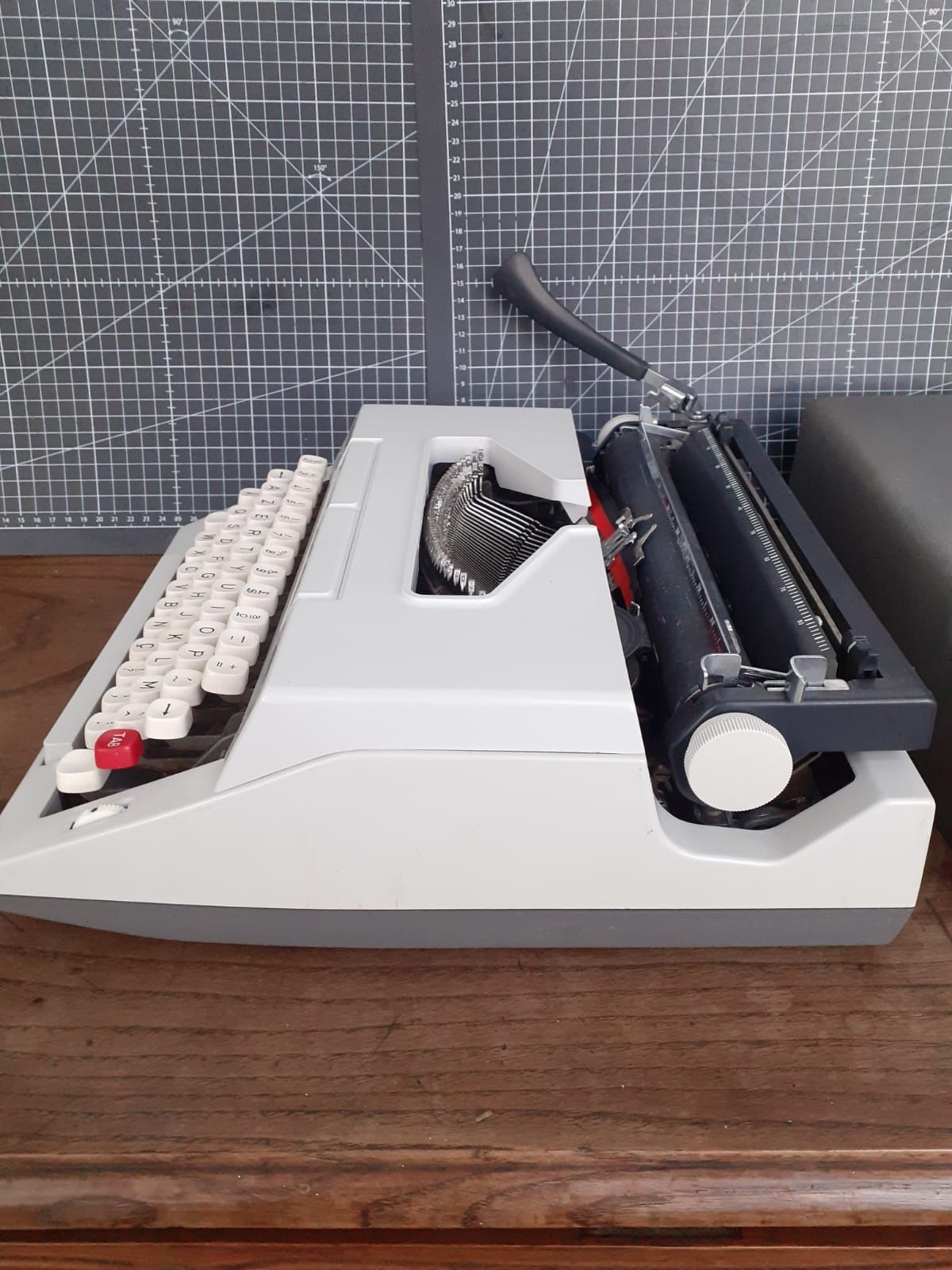 Máquina de escrever mecânica Messa 3002 impecável