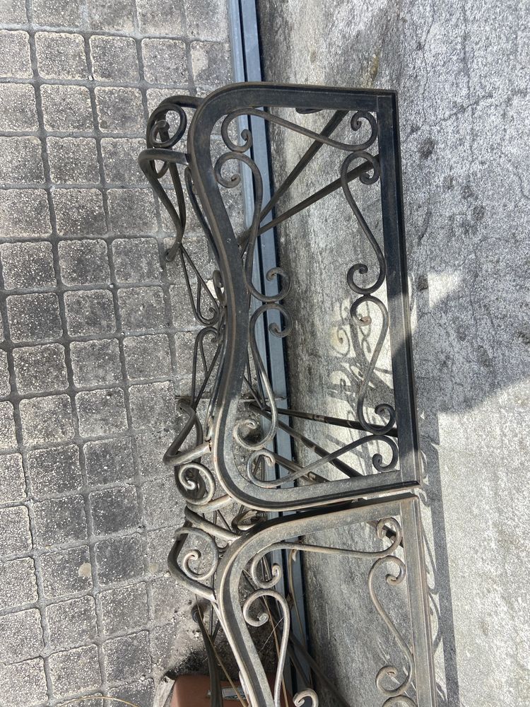 Mesas de apoio em ferro