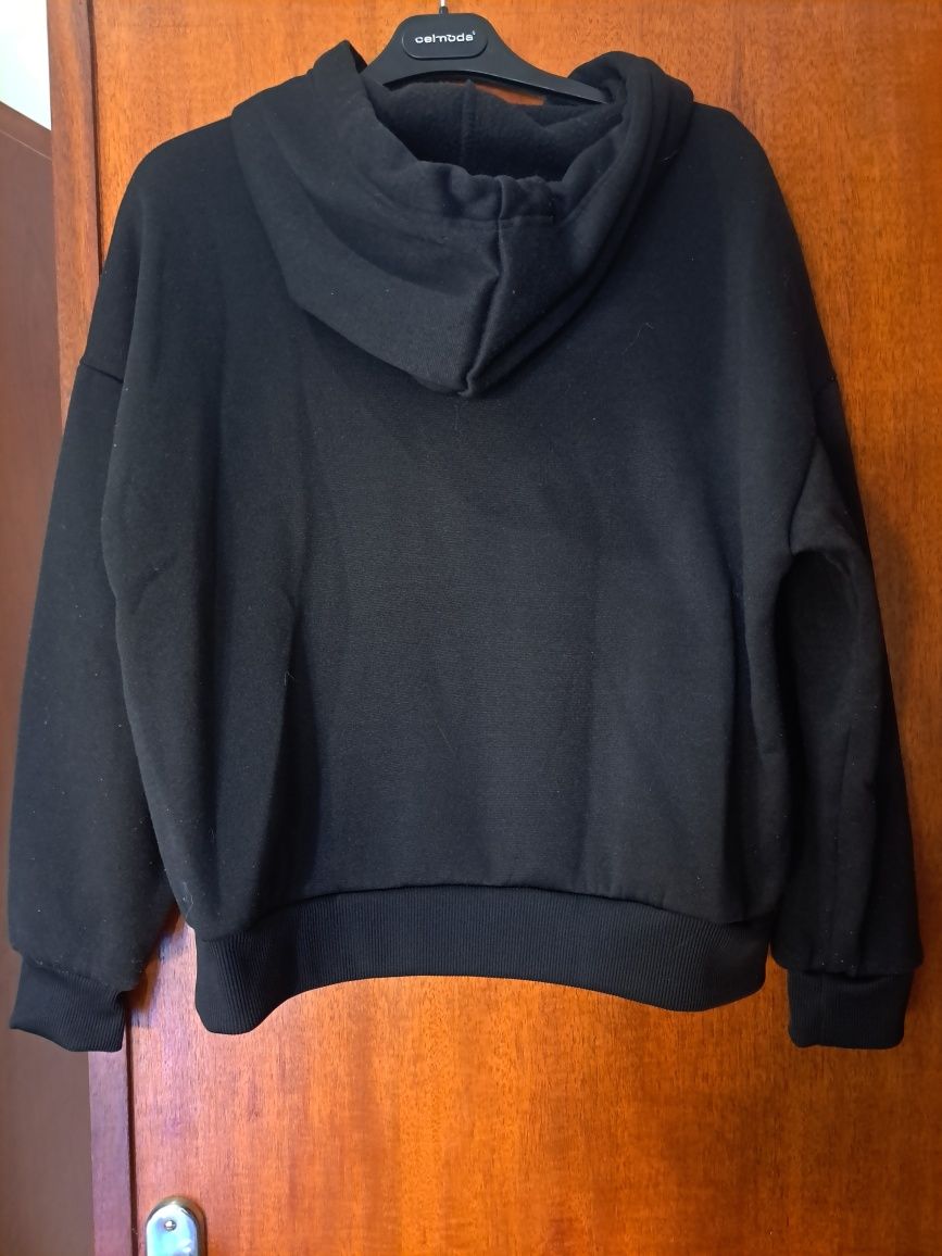 Sweatshirt com carapuço