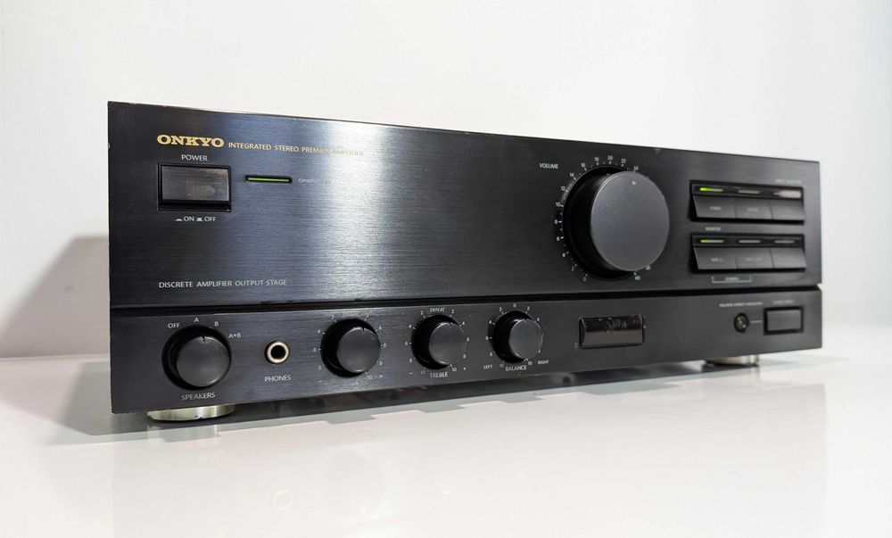 Підсилювач Onkyo A-8620, має 65 Вт/канал/транзисторний/4-16 Ом/Японія