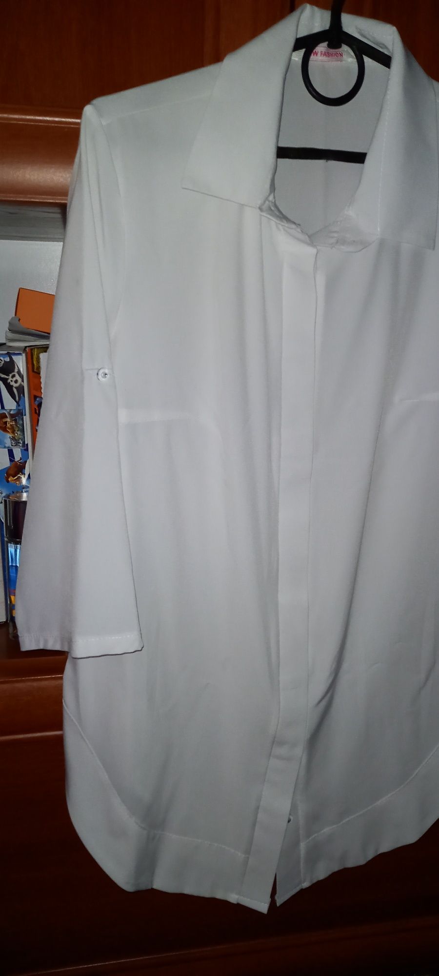 Белая стильная блузка.