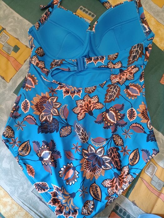 Купальники суцільні, на груди E, D.