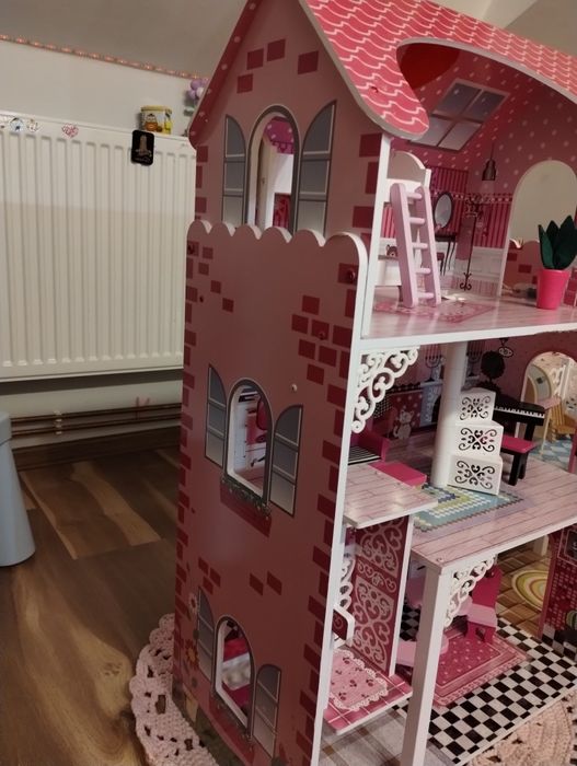 Drewniany domek dla lalek z mebelkami i światełkami