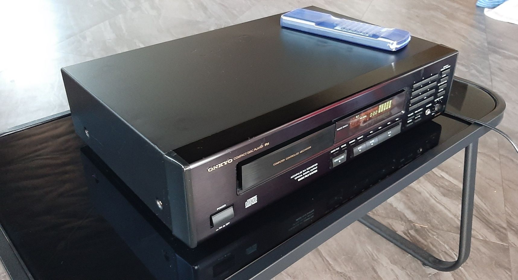 CD проигрыватель Onkyo DX 6930