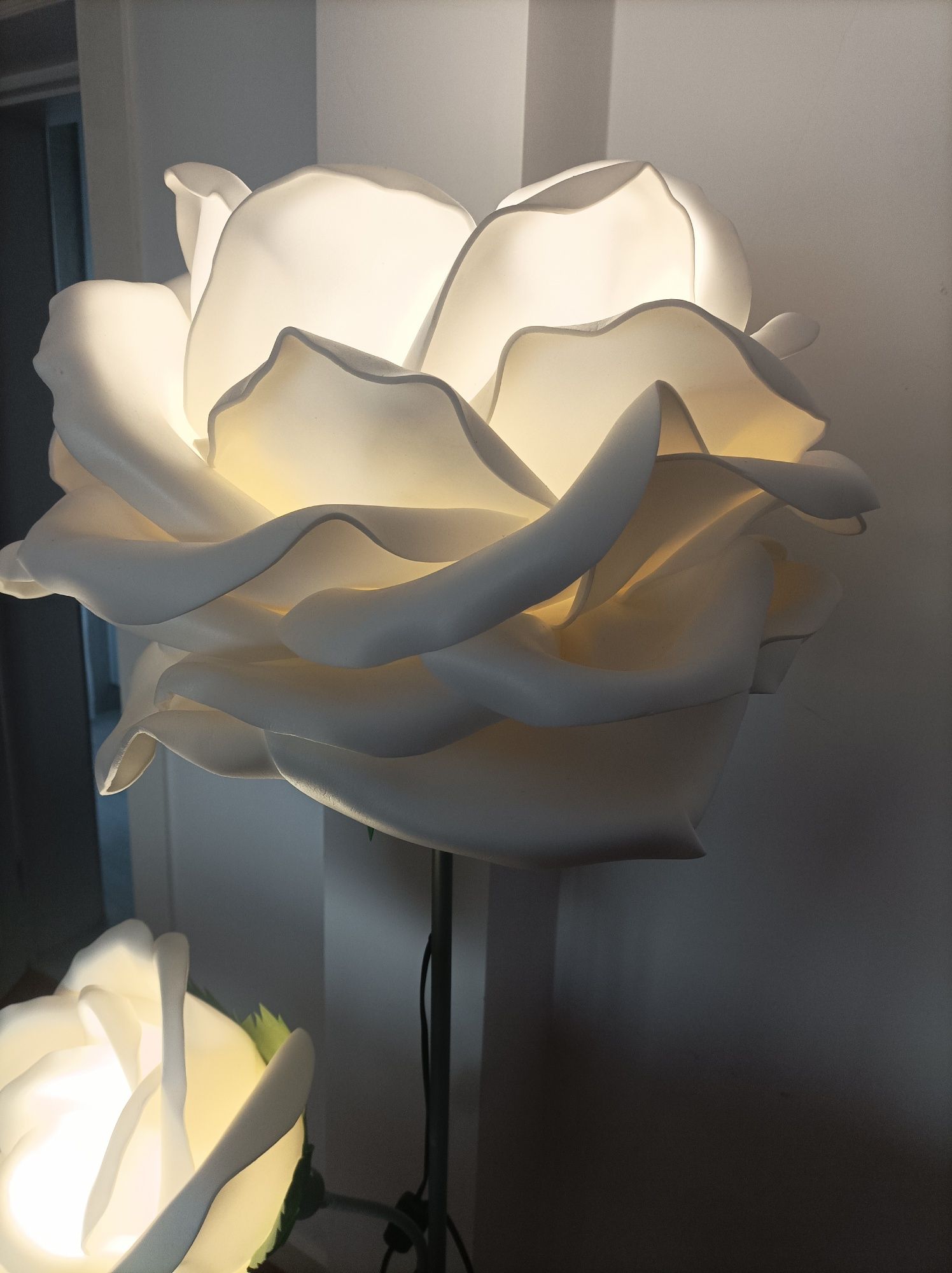 Candeeiro de pé com flores brancas