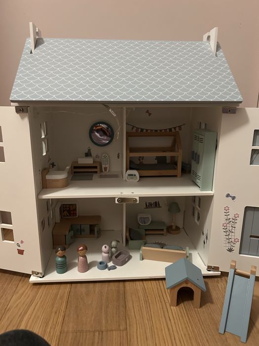 Piekny drewniany domek dla lalek Little Dutch