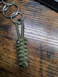 Brelok z linki paracord 550 – wytrzymały, rękodzieło (zielony/czarny)