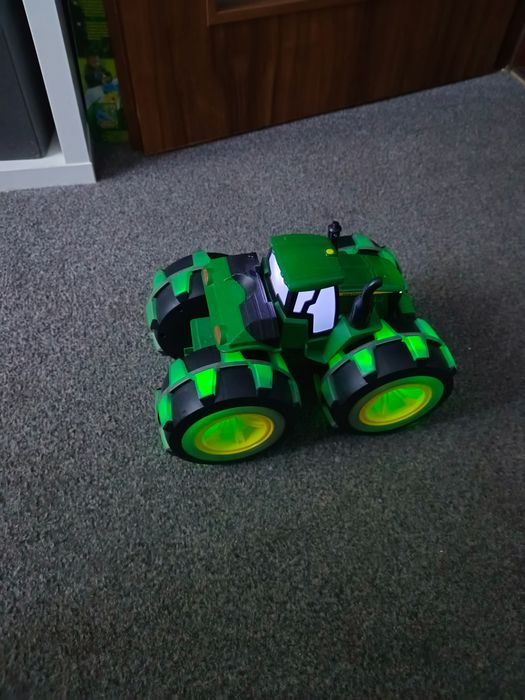 Traktor ze zmieniającymi kołami