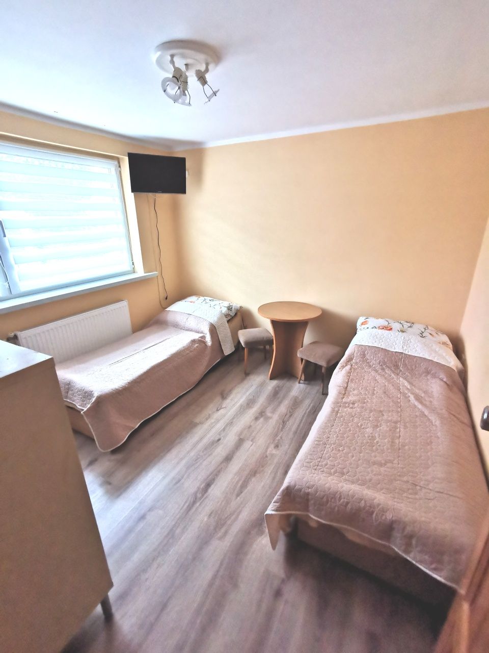 Pobierowo, wolne pokoje. Wczasy rodzinne i dla seniorów.
